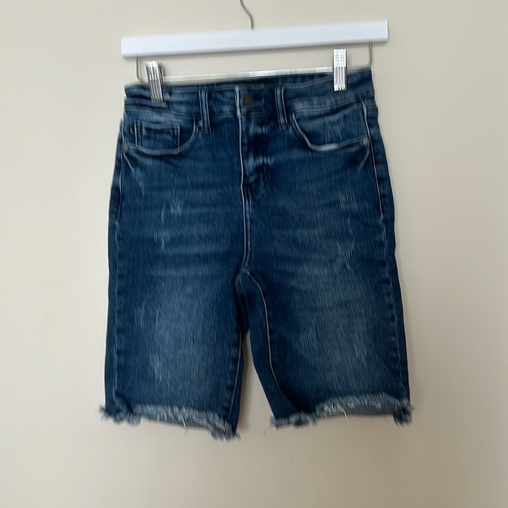 JUDY BLUE HI RISE CUT OFF BERMUDA DENIM SHORTS.  SIZE S